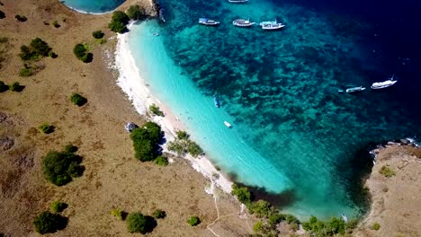 Video-aéreo-en-una-fantástica-playa-en-la-isla-de-Palau-Komodo,-Indonesia.