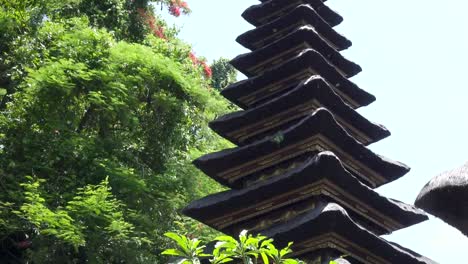 Pura-Goa-Lawah-(templo-de-la-cueva-de-murciélago).-El-templo-está-construido-alrededor-de-una-cueva-de-piedra-caliza-que-alberga-miles-de-murciélagos.-Este-de-Bali.-Indonesia