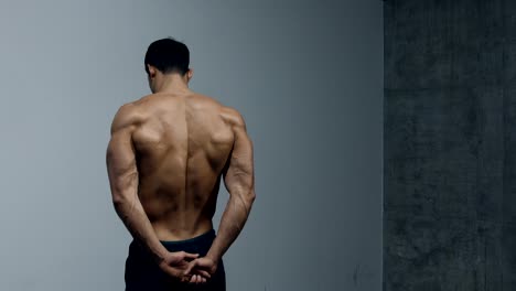 Fitness-Model-Flexes-Traps,-Back-Muscles