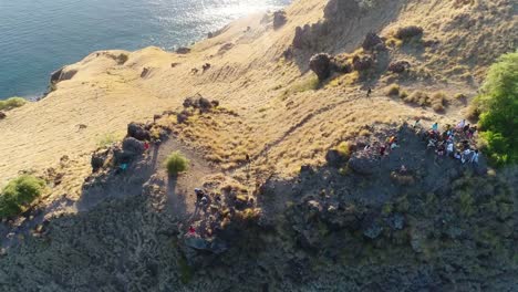 Turistas-en-la-isla-de-Padar,-Indonesia.