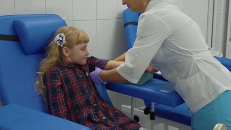 Nurse-is-taking-blood-sample-from-a-vein-in-the-arm-of-little-girl