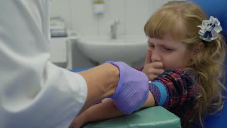 Enfermera-es-tomar-muestra-de-sangre-de-una-vena-en-el-brazo-de-la-niña