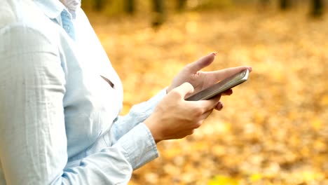 Girl-with-phone-in-park