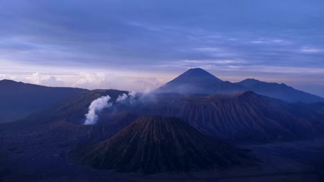 Volcán-de-lapso-de-Monte-Bromo-de-tiempo-durante-el-amanecer-desde-el-punto-de-vista-sobre-el-Monte-Penanjakan-en-Parque-Nacional-de-Bromo-Tengger-Semeru,-Indonesia.