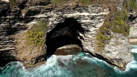 Seascape-Felsen,-Meer-und-Wellen-bei-Nusa-Penida,-Bali,-Indonesien