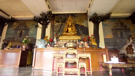 Buda-Statue-im-Tempel-Insel-von-Bali