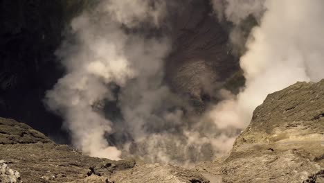 Aktiver-Vulkan-mit-einem-Krater.-Gunung-Bromo,-Jawa,-Indonesien