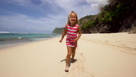 Niño-corre-a-lo-largo-de-la-playa