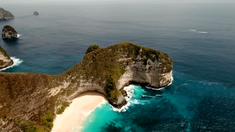 Acantilado-rocoso-con-playa-en-el-mar.-Karang-Dawa