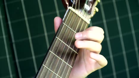 Weibliche-Hand-spielen-Akustische-Gitarre