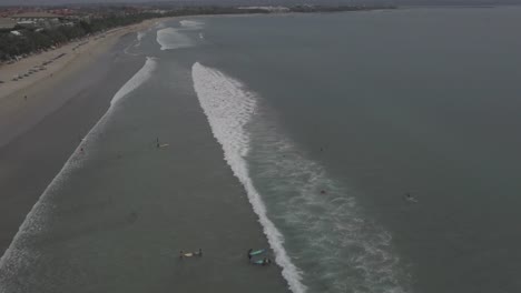 Luftbild-Wellen-brechen-sich-am-weißen-Sandstrand.-Video.-Wellen-des-Meeres-auf-dem-schönen-Strand-Luftbild.-Menschen-im-Wasser