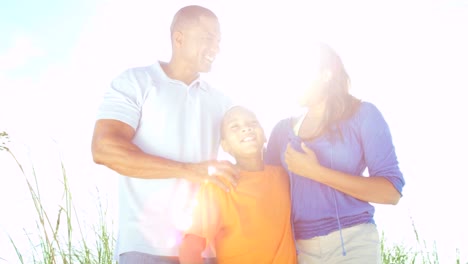 Retrato-de-felizes-padres-afroamericanos-e-hijo