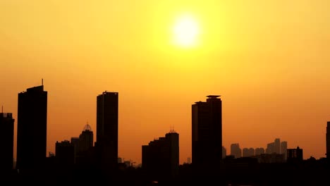 Sonnenuntergang-Zeitraffer-mit-Silhouette-moderner-Bürogebäude