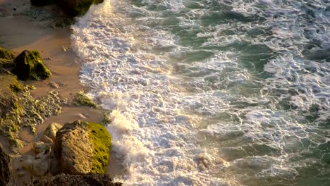 Ein-Blick-von-oben-einen-wunderschönen-felsigen-Küste-bedeckt-mit-grünen-Algen-in-Balangan-Beach,-Bali,-Indonesien