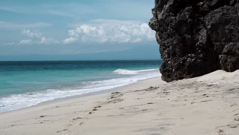 Paisaje-marino-de-orilla-de-mar-con-rocas-de-coral-y-playa-de-arena-blanca