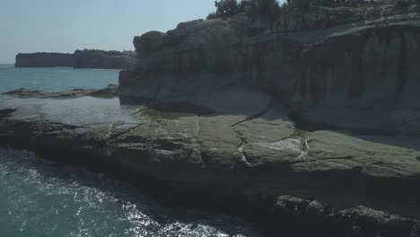 Luftaufnahmen-von-Klayar-Beach,-Ost-Java,-Indonesien