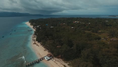Bungalow-Aufenthalt-an-tropischen-Insel-Luftaufnahmen-zeigen
