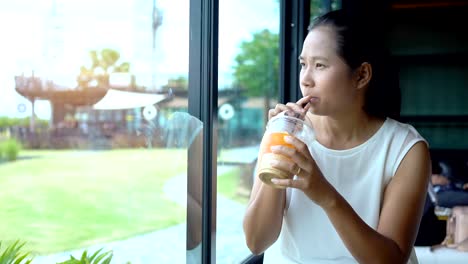 Mujeres-asiáticas,-tomando-café-en-una-cafetería.