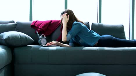 mujer-asiática-atractiva-relajarse-tiempo-con-laptop-en-fondo-casa-sala