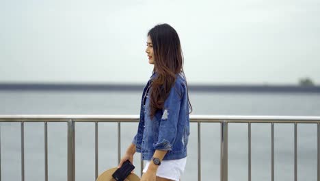 Las-mujeres-asiáticas-felizmente-a-pie,-el-fondo-es-un-gran-embalse.