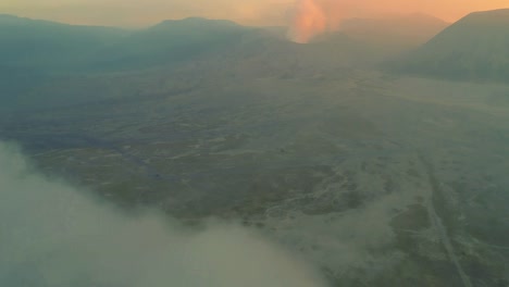 Mount-Bromo-eine-Luftaufnahme-360-zur-goldenen-Stunde,-Indonesien-mit-Nebel-bedeckt.