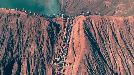 Luftaufnahme-des-touristischen-klettern-den-Krater-des-Mount-Bromo,-Indonesien