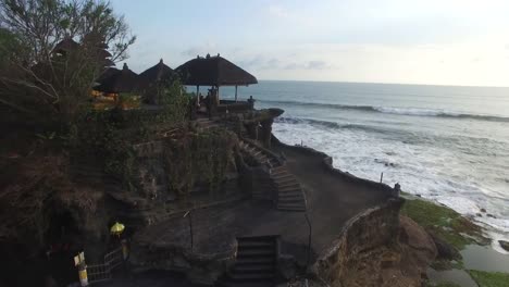 Imágenes-aéreas-de-la-costa-y-del-templo-de-Uluwatu.-Indonesia.