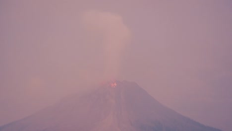 Clip-de-la-noche-de-erupción-Sinabung-timelapse,-Indonesia