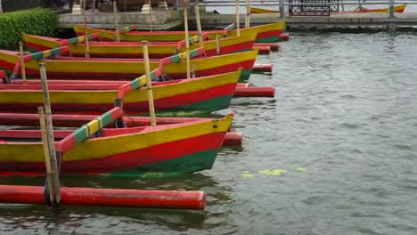 boats-tied-up-at-ulun-danu-bratan-temple-beside-lake-bratan,-bali