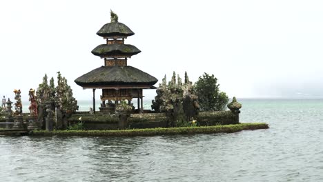 close-up-of-a-meru-at-ulun-danu-beratan-temple,-bali