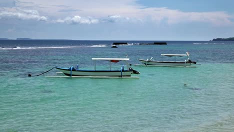 El-balneario-del-mar-tropical,-la-playa-y-los-barcos-en-el-océano-en-día-soleado