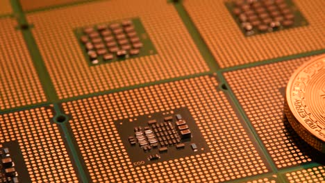 hautnah-auf-Computer-Chips-und-physische-gold-Bitcoin-mit-Schieberegler.-4K-UHD-Video-Nikon-D500