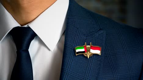 Geschäftsmann-zu-Fuß-in-Richtung-Kamera-mit-Freund-Country-Flags-Pin-Vereinigte-Arabische-Emirate---Indonesien