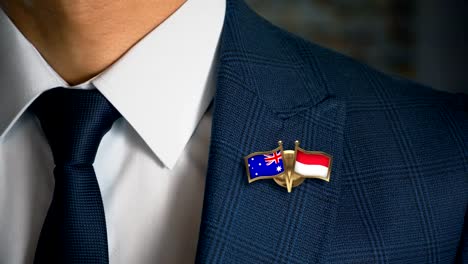 Geschäftsmann-zu-Fuß-in-Richtung-Kamera-mit-Freund-Land-Flaggen-Pin-Australien---Indonesien