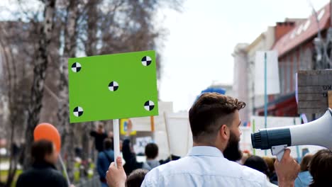 Büroangestellte-auf-Streik-oder-Revolution.-Schreien-in-ein-Megaphon-laut-Nahaufnahme.