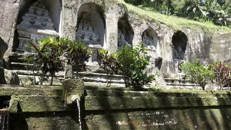 Gunung-Kawi-es-un-templo-del-siglo-11-y-complejo-funerario-en-Tampaksiring-del-norte-al-este-de-Ubud-en-Bali,-Indonesia