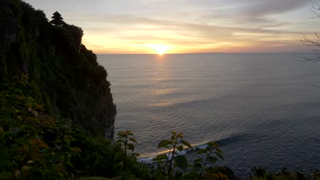 Sonnenuntergang-erschossen-einer-Welle-brechen-in-Uluwatu-Tempel-auf-bali