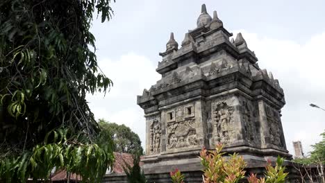 Borobudur,-o-Barabudur-es-un-templo-de-budista-Mahayana-del-siglo-9-en-Magelang,-Java-Central,-Indonesia