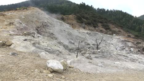 Sikidang-cráter-kawah-sikidang,-Wonosobo,-Java-Central