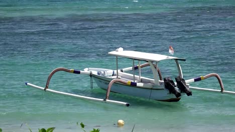 El-balneario-del-mar-tropical,-la-playa-y-los-barcos-en-el-océano-en-día-soleado