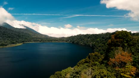 4K-Drohne-Aufnahmen-von-Danau-Buyan-Lake-in-Nord-Bali