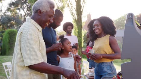 Opa-bei-Multi-schwarz-Generation-Familie-Grill-Grillen