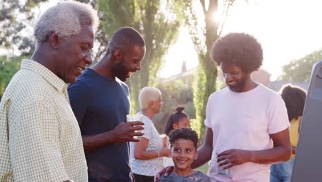 Familia-en-una-barbacoa-familiar-de-multi-generación-negro