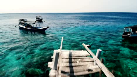 4K-Drohne-Aufnahmen-von-Menjangan-Island-Shore-Bali-kristallklares-Wasser