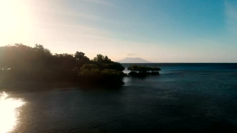 4K-abejón-secuencias-de-puesta-de-sol-en-el-Parque-Nacional-de-Bali-oeste-Menjangan