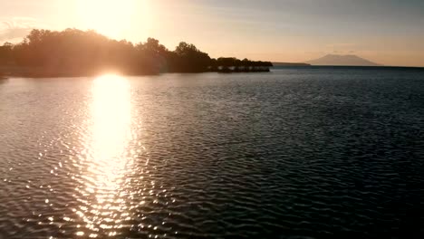 4K-abejón-secuencias-de-puesta-de-sol-en-el-Parque-Nacional-de-Bali-oeste-Menjangan