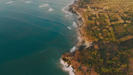 Luftbild-in-Bali-mit-Ozeanwellen.-Landschaft-mit-Wellen-und-Meer-Küste