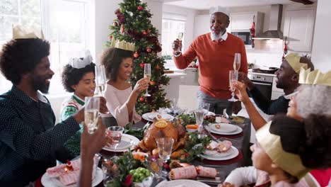 Schwarzen-Großvater-stehend-zu-einer-Rede-und-einem-Toast-an-der-Spitze-der-Familie-Weihnachten-Esstisch,-Vorderansicht