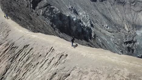 4K-pareja-sigue-caminando-por-drone-en-el-cráter-del-Monte-Bromo