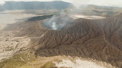 Aktiver-Vulkan-mit-einem-Krater.-Gunung-Bromo,-Jawa,-Indonesien